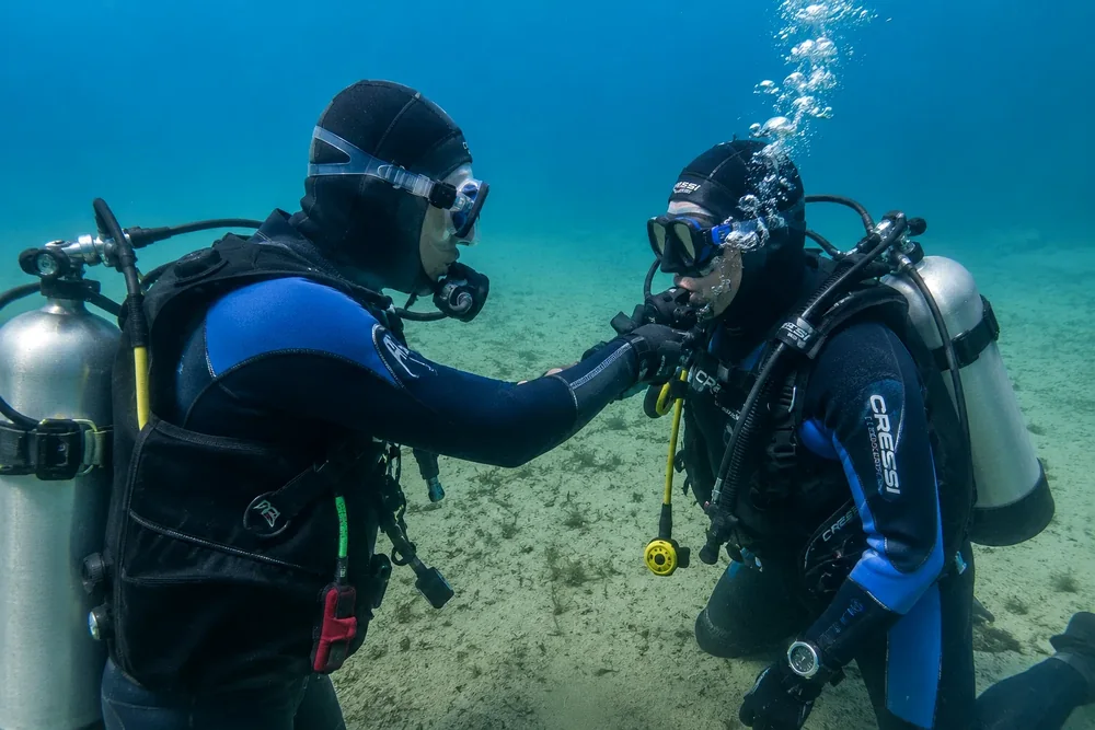Persönliches Taucher-Refresher-Training unter Wasser