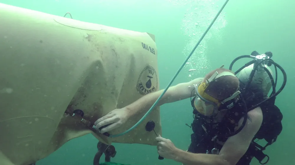 Taucher bei einer realen Unterwasserbergung mit Hebesack